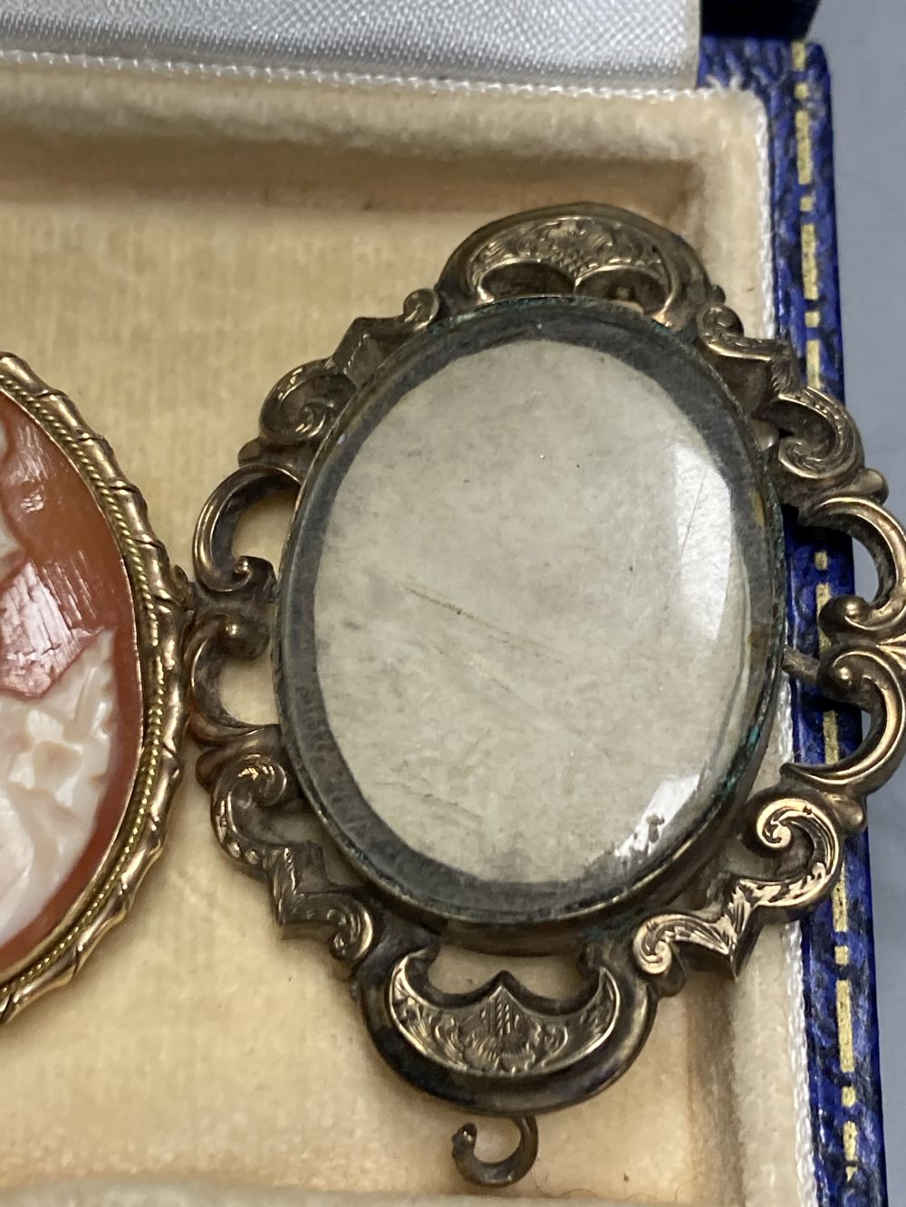 A 20th century Italian yellow metal (stamped 375) and cameo shell oval pendant brooch and a brooch